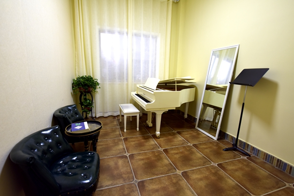 三角钢琴教师琴房之四