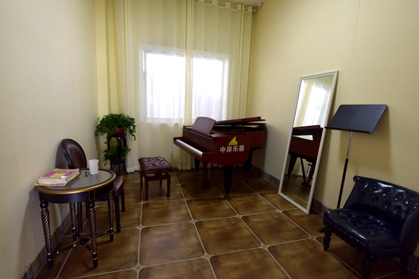 三角钢琴教师琴房之一